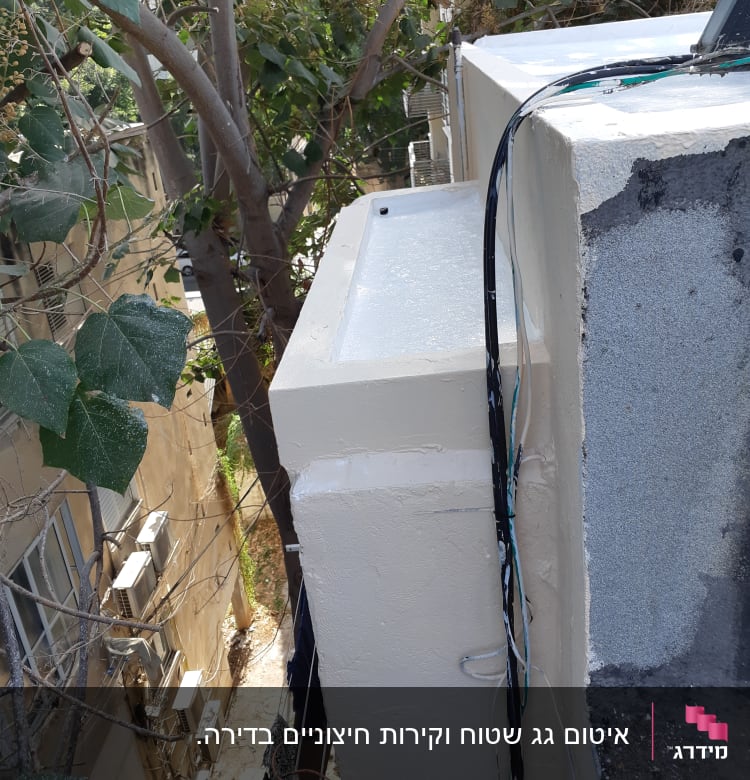 איטום גג עם חומר לבן וכבלים חשמליים